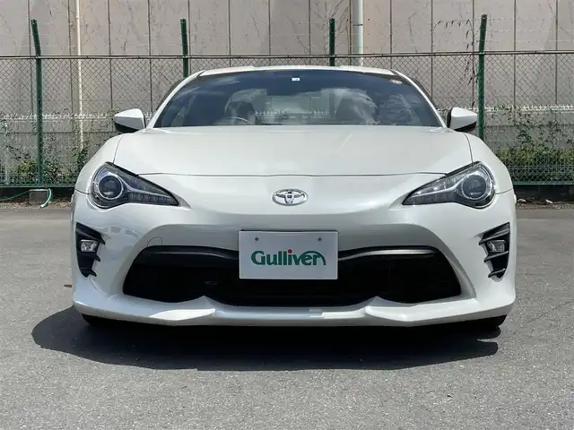 トヨタ ８６ GT 東京都 2020(令2)年 1.8万km クリスタルホワイトパール ガソリン/2WD(FR)/6速AT/純正7インチナビ/（AM/FM/CD/DVD/Bluetooth/フルセグTV）/バックカメラ/ドライブレコーダー/ETC/安全装備/・ビークルダイナミクスコントロール/・クルーズコントロール/・アンチロックブレーキシステム/装備/・ハーフレザーシート/・パドルシフト/・ステアリングスイッチ/・革巻きステアリング/・オートエアコン/・オートライトシステム/・LEDヘッドライト/・電動格納ミラー/・社外18インチAW【エンケイ　GTC01RR】/・BLIT車高調/・柿本改マフラー/・パイオニアサブウーファー/・純正フロアマット/・スマートキー/・スペアキー