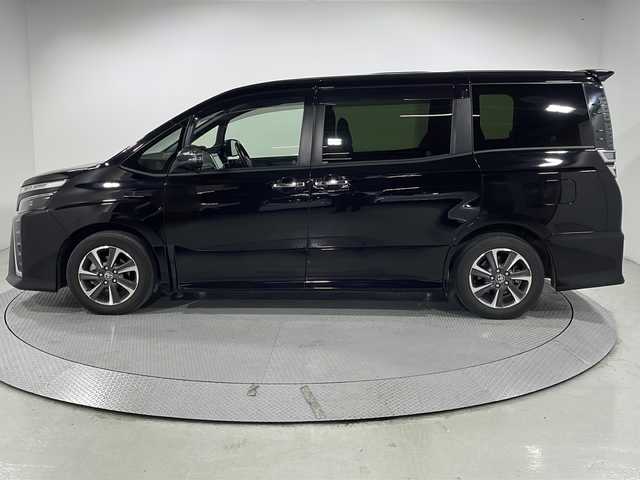 トヨタ ヴォクシー ZS 煌Ⅲ 広島県 2021(令3)年 2.5万km ブラック 純正9型ナビ/純正フリップダウンモニター/両側パワースライドドア/バックカメラ/クリアランスソナー/セーフティセンス/・プリクラッシュセーフティ/・レーンディパーチャーアラート/・オートマチックハイビーム/クルーズコントロール/LEDヘッドランプ/純正16インチAW/ビルトインETC/ドライブレコーダー