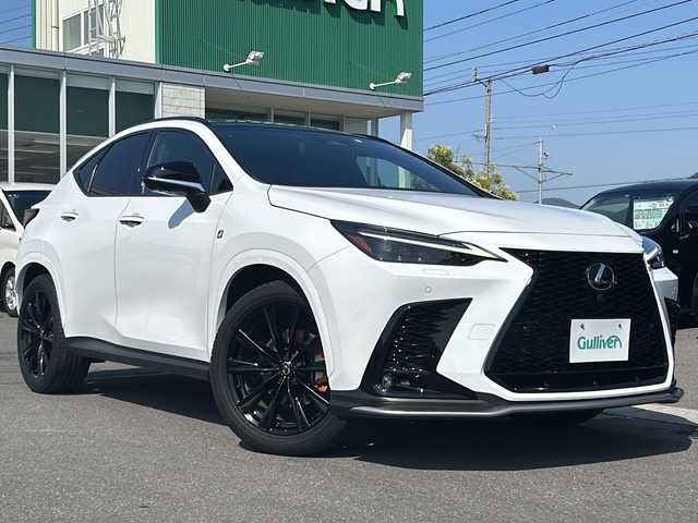 レクサス ＮＸ 350h Fスポーツ 香川県 2023(令5)年 5.3万km ホワイトノーヴァガラスフレーク ムーンルーフ/ワンオーナー/純正14型ディスプレイオーディオプラス/　車載ナビあり/フルセグTV/ハンズフリーパワーバックドア/パノラミックビューモニター/ビルトインETC2.0/レーダークルーズコントロール/クリアランスソナー/セーフティシステムプラス/・プリクラッシュセーフティ/・レーンディパーチャーアラート/・レーントレーシングアシスト/・ロードサインアシスト/・発進遅れ告知機能/・ドライバー異常時対応システム/・プロアクティブドライビングアシスト/ブラインドスポットモニター/パーキングサポートブレーキ(前後)/デジタルインナーミラー/純正OP3眼フルLEDヘッドランプ/アダプティブハイビームシステム/本革巻きステアリング/ステアリングヒーター/パドルシフト/ブラック革シート(前席スポーツシート)/全席シートヒーター/前席シートベンチレーション/後席電動格納機能/マークレビンソンプレミアムサラウンドシステム/純正20インチアルミホイール/スマートエントリー/スタートシステム/禁煙車