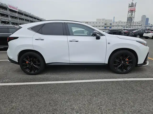 レクサス ＮＸ 350h Fスポーツ 香川県 2023(令5)年 5.3万km ホワイトノーヴァガラスフレーク ムーンルーフ/ワンオーナー/純正14型ディスプレイオーディオプラス/　車載ナビあり/フルセグTV/ハンズフリーパワーバックドア/パノラミックビューモニター/ビルトインETC2.0/レーダークルーズコントロール/クリアランスソナー/セーフティシステムプラス/・プリクラッシュセーフティ/・レーンディパーチャーアラート/・レーントレーシングアシスト/・ロードサインアシスト/・発進遅れ告知機能/・ドライバー異常時対応システム/・プロアクティブドライビングアシスト/ブラインドスポットモニター/パーキングサポートブレーキ(前後)/デジタルインナーミラー/純正OP3眼フルLEDヘッドランプ/アダプティブハイビームシステム/本革巻きステアリング/ステアリングヒーター/パドルシフト/ブラック革シート(前席スポーツシート)/全席シートヒーター/前席シートベンチレーション/後席電動格納機能/マークレビンソンプレミアムサラウンドシステム/純正20インチアルミホイール/スマートエントリー/スタートシステム/禁煙車