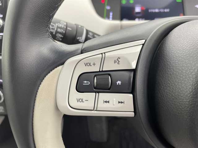 ホンダ フィット e:HEVホーム 富山県 2023(令5)年 2.1万km クリスタルブラックパール 純正ナビ（AM/FM/BT/USB/フルセグ）/全方位カメラ/ドライブレコーダー/ETC/ブラインドスポットモニター/OPグレー半革シート/シートヒーター/衝突被害軽減システム/レーダークルーズコントロール/レーンキープアシスト/コーナーセンサー/横滑り防止装置/アイドリングストップ/オートLEDライト/フォグライト/純正フロアマット/オートホールド付電子パーキング/革巻きステアリング/ステアリングスイッチ/スマートキー