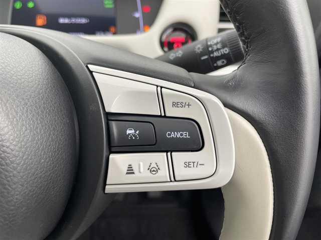 ホンダ フィット e:HEVホーム 富山県 2023(令5)年 2.1万km クリスタルブラックパール 純正ナビ（AM/FM/BT/USB/フルセグ）/全方位カメラ/ドライブレコーダー/ETC/ブラインドスポットモニター/OPグレー半革シート/シートヒーター/衝突被害軽減システム/レーダークルーズコントロール/レーンキープアシスト/コーナーセンサー/横滑り防止装置/アイドリングストップ/オートLEDライト/フォグライト/純正フロアマット/オートホールド付電子パーキング/革巻きステアリング/ステアリングスイッチ/スマートキー