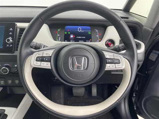 ホンダ フィット e:HEVホーム 富山県 2023(令5)年 2.1万km クリスタルブラックパール 純正ナビ（AM/FM/BT/USB/フルセグ）/全方位カメラ/ドライブレコーダー/ETC/ブラインドスポットモニター/OPグレー半革シート/シートヒーター/衝突被害軽減システム/レーダークルーズコントロール/レーンキープアシスト/コーナーセンサー/横滑り防止装置/アイドリングストップ/オートLEDライト/フォグライト/純正フロアマット/オートホールド付電子パーキング/革巻きステアリング/ステアリングスイッチ/スマートキー