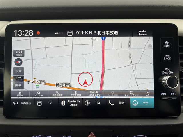 ホンダ フィット e:HEVホーム 富山県 2023(令5)年 2.1万km クリスタルブラックパール 純正ナビ（AM/FM/BT/USB/フルセグ）/全方位カメラ/ドライブレコーダー/ETC/ブラインドスポットモニター/OPグレー半革シート/シートヒーター/衝突被害軽減システム/レーダークルーズコントロール/レーンキープアシスト/コーナーセンサー/横滑り防止装置/アイドリングストップ/オートLEDライト/フォグライト/純正フロアマット/オートホールド付電子パーキング/革巻きステアリング/ステアリングスイッチ/スマートキー