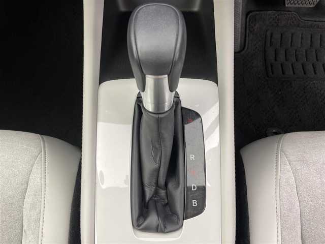 ホンダ フィット e:HEVホーム 富山県 2023(令5)年 2.1万km クリスタルブラックパール 純正ナビ（AM/FM/BT/USB/フルセグ）/全方位カメラ/ドライブレコーダー/ETC/ブラインドスポットモニター/OPグレー半革シート/シートヒーター/衝突被害軽減システム/レーダークルーズコントロール/レーンキープアシスト/コーナーセンサー/横滑り防止装置/アイドリングストップ/オートLEDライト/フォグライト/純正フロアマット/オートホールド付電子パーキング/革巻きステアリング/ステアリングスイッチ/スマートキー