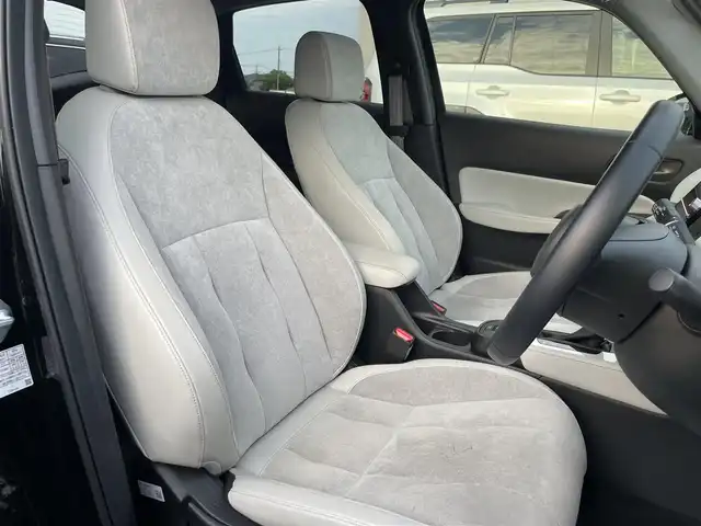 ホンダ フィット e:HEVホーム 富山県 2023(令5)年 2.1万km クリスタルブラックパール 純正ナビ（AM/FM/BT/USB/フルセグ）/全方位カメラ/ドライブレコーダー/ETC/ブラインドスポットモニター/OPグレー半革シート/シートヒーター/衝突被害軽減システム/レーダークルーズコントロール/レーンキープアシスト/コーナーセンサー/横滑り防止装置/アイドリングストップ/オートLEDライト/フォグライト/純正フロアマット/オートホールド付電子パーキング/革巻きステアリング/ステアリングスイッチ/スマートキー