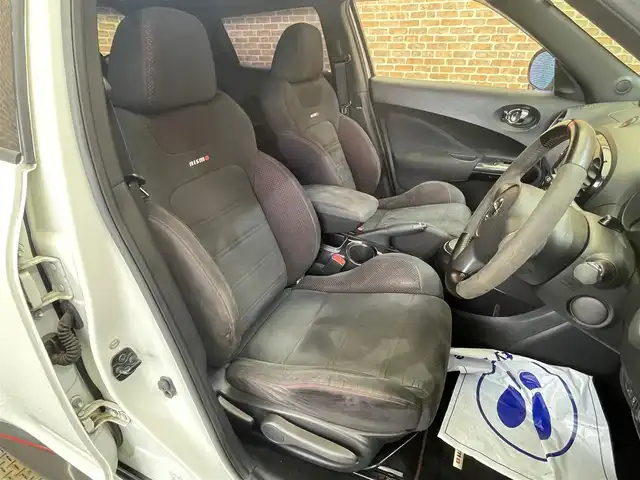 日産 ジューク ニスモ 岩手県 2014(平26)年 10.9万km ブリリアントホワイトパール ４WD/ターボ/MTモード付きAT/専用エクステリア/NISMO専用シート/専用本革・アルカンターラステアリング/専用18インチアルミホイール/アルミペダル/ビークルダイナミクスコントロール/オートエアコン/純正ナビ/（CD/DVD/フルセグ/USB/Bluetooth）/ETC/ドライブレコーダー/オートライト/HIDヘッドライト/純正フロアマット