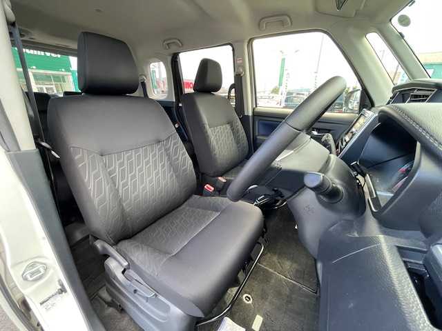 トヨタ ルーミー カスタムG－T 静岡県 2018(平30)年 6.7万km パールホワイトⅢ ●社外ナビ/(フルセグ/CD/DVD/Bluetooth)/(AVIC-RW901)/●バックカメラ/●クルーズコントロール/●衝突被害軽減システム/●後方コーナーセンサー/●LEDライト＆フォグランプ/●オートライト/●革巻きステアリング/●ステアリングスイッチ/●ETC/●両側パワースライドドア/●スマートキー/●プッシュスタート/●スペアキー×1/●純正フロアマット/●純正15インチアルミホイール/●ダブルSRS＋ABS/●取扱説明書