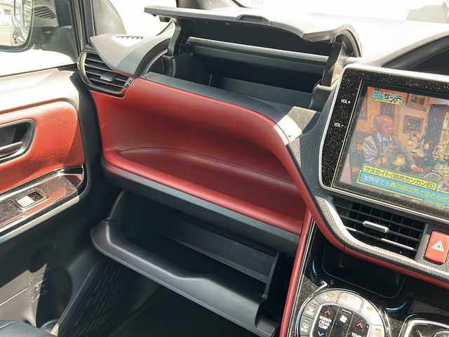 トヨタ ヴォクシー ハイブリッド ZS 鹿児島県 2017(平29)年 8.5万km ブラック セーフティセンスC/TRDエアロ/純正10インチナビ/　　CD/DVD/BT/フルセグ/バックカメラ/両側パワースライドドア/クルーズコントロール/LEDオートライト/シートヒーター/純正17インチアルミホイール/リアオートエアコン/スマートキー/ETC