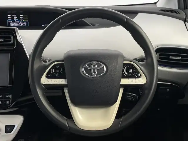 トヨタ プリウス S ツーリングセレクション 新潟県 2017(平29)年 2.8万km グレー ナビゲーション（DSZT-YC4T）/フルセグテレビ　/ＣＤ＆ＤＶＤ　/ブルートゥース　/バックカメラ　/ＥＴＣ　/ドライブレコーダー/コーナーセンサー/シートヒーター/トヨタセーフティセンス　/アダブティブクルーズ　/車線逸脱警報　/衝突軽減ブレーキ　/シートヒーター　/ドアバイザー/フロアマット有/保証書　/取扱説明書/整備手帳