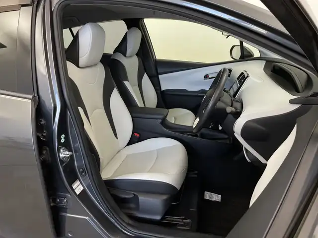 トヨタ プリウス S ツーリングセレクション 新潟県 2017(平29)年 2.8万km グレー ナビゲーション（DSZT-YC4T）/フルセグテレビ　/ＣＤ＆ＤＶＤ　/ブルートゥース　/バックカメラ　/ＥＴＣ　/ドライブレコーダー/コーナーセンサー/シートヒーター/トヨタセーフティセンス　/アダブティブクルーズ　/車線逸脱警報　/衝突軽減ブレーキ　/シートヒーター　/ドアバイザー/フロアマット有/保証書　/取扱説明書/整備手帳