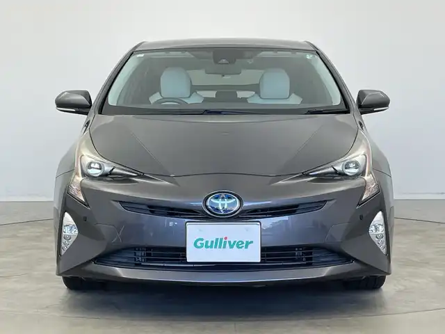 トヨタ プリウス S ツーリングセレクション 新潟県 2017(平29)年 2.8万km グレー ナビゲーション（DSZT-YC4T）/フルセグテレビ　/ＣＤ＆ＤＶＤ　/ブルートゥース　/バックカメラ　/ＥＴＣ　/ドライブレコーダー/コーナーセンサー/シートヒーター/トヨタセーフティセンス　/アダブティブクルーズ　/車線逸脱警報　/衝突軽減ブレーキ　/シートヒーター　/ドアバイザー/フロアマット有/保証書　/取扱説明書/整備手帳