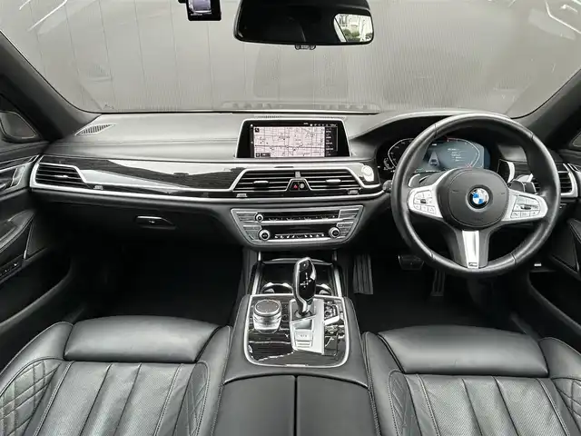 ＢＭＷ ７４０ｄ xDrive Mスポーツ 道東・釧路十勝 2021(令3)年 3.9万km アルピンホワイトⅢ harman/kardon サラウンド・サウンド・システム/マッサージ機能（運転席&助手席）/ソフトクローズドア/BMW Individual アンソラジット・ルーフ・ライニング/BMWライブ・コックピット/　　12.3インチ マルチ・ディスプレイ・メーター・パネル/　　10.25インチ ワイド・コントロール・ディスプレイ/　　HDDナビゲーション・システム（VICS 3メディア/全方位モニター/ミラーETC/ドライブレコーダー/ドライビング・アシスト・プロフェッショナル/　　アクティブクルーズコントロール/ヘッドアップディスプレイ/サイド・ドア・ビーム/エクスクルーシブ・ナッパ・レザー・シート/シート・ヒーティング（フロント&リヤ）/電動フロント・シート（運転席&助手席、メモリー機能付）/フロントシートエアコン/純正20インチAW/純正フロアマット/スペアキー