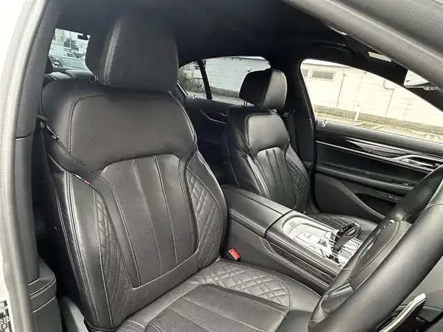 ＢＭＷ ７４０ｄ xDrive Mスポーツ 道東・釧路十勝 2021(令3)年 3.9万km アルピンホワイトⅢ harman/kardon サラウンド・サウンド・システム/マッサージ機能（運転席&助手席）/ソフトクローズドア/BMW Individual アンソラジット・ルーフ・ライニング/BMWライブ・コックピット/　　12.3インチ マルチ・ディスプレイ・メーター・パネル/　　10.25インチ ワイド・コントロール・ディスプレイ/　　HDDナビゲーション・システム（VICS 3メディア/全方位モニター/ミラーETC/ドライブレコーダー/ドライビング・アシスト・プロフェッショナル/　　アクティブクルーズコントロール/ヘッドアップディスプレイ/サイド・ドア・ビーム/エクスクルーシブ・ナッパ・レザー・シート/シート・ヒーティング（フロント&リヤ）/電動フロント・シート（運転席&助手席、メモリー機能付）/フロントシートエアコン/純正20インチAW/純正フロアマット/スペアキー