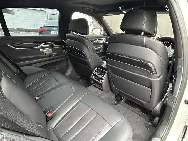 ＢＭＷ ７４０ｄ xDrive Mスポーツ 道東・釧路十勝 2021(令3)年 3.9万km アルピンホワイトⅢ harman/kardon サラウンド・サウンド・システム/マッサージ機能（運転席&助手席）/ソフトクローズドア/BMW Individual アンソラジット・ルーフ・ライニング/BMWライブ・コックピット/　　12.3インチ マルチ・ディスプレイ・メーター・パネル/　　10.25インチ ワイド・コントロール・ディスプレイ/　　HDDナビゲーション・システム（VICS 3メディア/全方位モニター/ミラーETC/ドライブレコーダー/ドライビング・アシスト・プロフェッショナル/　　アクティブクルーズコントロール/ヘッドアップディスプレイ/サイド・ドア・ビーム/エクスクルーシブ・ナッパ・レザー・シート/シート・ヒーティング（フロント&リヤ）/電動フロント・シート（運転席&助手席、メモリー機能付）/フロントシートエアコン/純正20インチAW/純正フロアマット/スペアキー