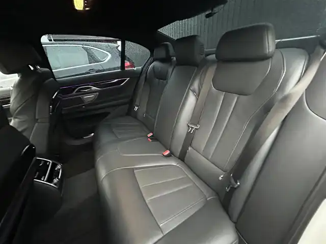ＢＭＷ ７４０ｄ xDrive Mスポーツ 道東・釧路十勝 2021(令3)年 3.9万km アルピンホワイトⅢ harman/kardon サラウンド・サウンド・システム/マッサージ機能（運転席&助手席）/ソフトクローズドア/BMW Individual アンソラジット・ルーフ・ライニング/BMWライブ・コックピット/　　12.3インチ マルチ・ディスプレイ・メーター・パネル/　　10.25インチ ワイド・コントロール・ディスプレイ/　　HDDナビゲーション・システム（VICS 3メディア/全方位モニター/ミラーETC/ドライブレコーダー/ドライビング・アシスト・プロフェッショナル/　　アクティブクルーズコントロール/ヘッドアップディスプレイ/サイド・ドア・ビーム/エクスクルーシブ・ナッパ・レザー・シート/シート・ヒーティング（フロント&リヤ）/電動フロント・シート（運転席&助手席、メモリー機能付）/フロントシートエアコン/純正20インチAW/純正フロアマット/スペアキー