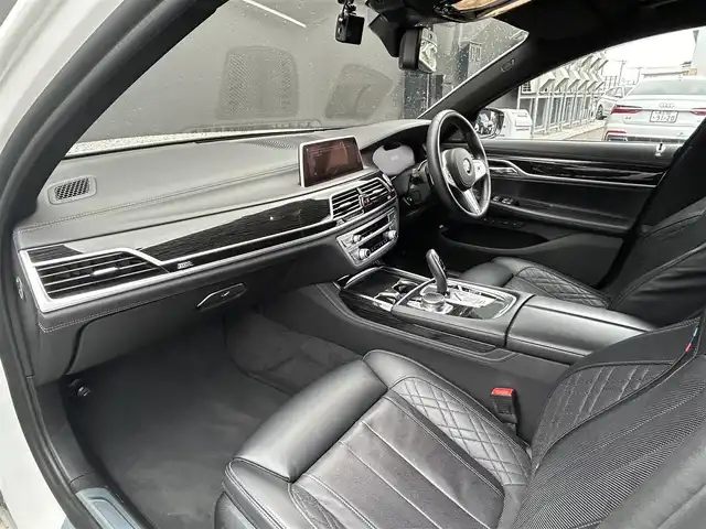 ＢＭＷ ７４０ｄ xDrive Mスポーツ 道東・釧路十勝 2021(令3)年 3.9万km アルピンホワイトⅢ harman/kardon サラウンド・サウンド・システム/マッサージ機能（運転席&助手席）/ソフトクローズドア/BMW Individual アンソラジット・ルーフ・ライニング/BMWライブ・コックピット/　　12.3インチ マルチ・ディスプレイ・メーター・パネル/　　10.25インチ ワイド・コントロール・ディスプレイ/　　HDDナビゲーション・システム（VICS 3メディア/全方位モニター/ミラーETC/ドライブレコーダー/ドライビング・アシスト・プロフェッショナル/　　アクティブクルーズコントロール/ヘッドアップディスプレイ/サイド・ドア・ビーム/エクスクルーシブ・ナッパ・レザー・シート/シート・ヒーティング（フロント&リヤ）/電動フロント・シート（運転席&助手席、メモリー機能付）/フロントシートエアコン/純正20インチAW/純正フロアマット/スペアキー