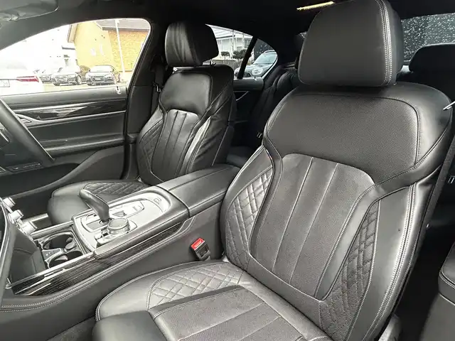 ＢＭＷ ７４０ｄ xDrive Mスポーツ 道東・釧路十勝 2021(令3)年 3.9万km アルピンホワイトⅢ harman/kardon サラウンド・サウンド・システム/マッサージ機能（運転席&助手席）/ソフトクローズドア/BMW Individual アンソラジット・ルーフ・ライニング/BMWライブ・コックピット/　　12.3インチ マルチ・ディスプレイ・メーター・パネル/　　10.25インチ ワイド・コントロール・ディスプレイ/　　HDDナビゲーション・システム（VICS 3メディア/全方位モニター/ミラーETC/ドライブレコーダー/ドライビング・アシスト・プロフェッショナル/　　アクティブクルーズコントロール/ヘッドアップディスプレイ/サイド・ドア・ビーム/エクスクルーシブ・ナッパ・レザー・シート/シート・ヒーティング（フロント&リヤ）/電動フロント・シート（運転席&助手席、メモリー機能付）/フロントシートエアコン/純正20インチAW/純正フロアマット/スペアキー