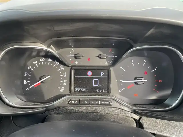 シトロエン シトロエン ベルランゴ フィール 長野県 2021(令3)年 5.1万km ブランバンキーズ 純正ナビ（FM/AM、BT、USB、IPOD）/アラウンドビューモニター/パーキングアシスト/前後ドライブレコーダー/前後コーナーセンサー/レーンキープアシスト/ブラインドスポットモニター/デジタルインナーミラー/横滑り防止装置/純正フロアマット/ダブルサイドエアバック/カーテンエアバック/ハロゲンオートライト/オートマチックハイビーム/純正１６AW/保証書、取扱説明書、記録簿/革ステアリング/スペアキー（１本）/ルーフレール