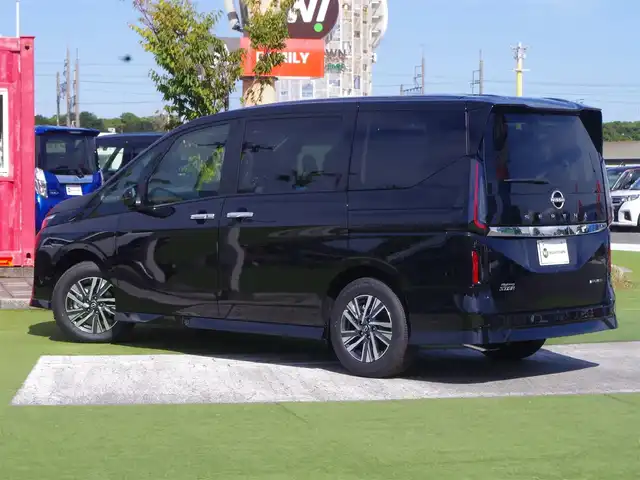 日産 セレナ e－パワー ハイウェイスター V 千葉県 2025(令7)年 0.1千km ダイヤモンドブラック e-POWER　ハイウエイスターV　ヘッドランプ オートレベライザー+アダプティブLEDヘッドライトシステム+インテリジェント アラウンドビューモニター（移動物 検知機能付）+インテリジェント ルームミラー+アドバンスドドライブアシストディスプレイ（12.3インチカラーディスプレイ）+統合型インターフェースディスプレイ+ワイヤレス充電器+6スピーカー+NissanConnectナビゲーションシステム（地デジ内蔵）+車載通信ユニット（TCU［Telematics Control Unit］）+ETC2.0ユニット（ビルトインタイプ）+ドライブレコーダー（前後セット）+プロパイロット（ナビリンク機能付）+プロパイロット緊急停止支援システム（SOSコール機能付）+SOSコール（488/400円）/エマージェンシーブレーキ/プロパイロット/インテリジェントクルーズコントロール/インテリジェントルームミラー/ハンズフリー両側パワースライドドア/純正コネクトナビ/地デジTV/【Bluetooth接続】/アラウンドビューモニター/ドライブレコーダー/ワイヤレス充電/革巻きステアリング/ステアリングスイッチ/ETC（2.0）/LEDヘッドライト/コーナーセンサー/インテリジェントキー