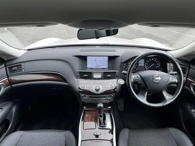 日産 フーガ 370GT FOUR 道央・札幌 2014(平26)年 2.6万km クリスタルホワイトパール ４WD/純正HDDナビ/AM/FM/BT/ＣＤ/衝突被害軽減ブレーキ/横滑り防止装置/バックカメラ/サイドカメラ/ビルトインETC/SNOWMODE/ECOMODE/SPORTMODE/前席パワーシート/D席メモリーシート/オットマン/ハーフレザーシート/革巻きステアリング/ステアリングリモコン/MTモード付AT/プッシュスタート/スマートキー/キセノンヘッドライト/オートライト/フォグランプ/電動格納ミラー/純正フロアマット/ドアバイザー/社外アルミホイール付き冬タイヤ積込/225/60/R17/2014年/山6mm