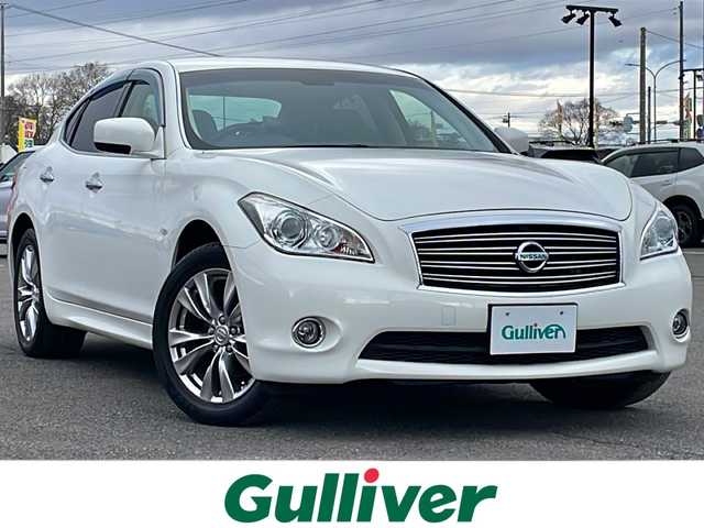 日産 フーガ 370GT FOUR 道央・札幌 2014(平26)年 2.6万km クリスタルホワイトパール ４WD/純正HDDナビ/AM/FM/BT/ＣＤ/衝突被害軽減ブレーキ/横滑り防止装置/バックカメラ/サイドカメラ/ビルトインETC/SNOWMODE/ECOMODE/SPORTMODE/前席パワーシート/D席メモリーシート/オットマン/ハーフレザーシート/革巻きステアリング/ステアリングリモコン/MTモード付AT/プッシュスタート/スマートキー/キセノンヘッドライト/オートライト/フォグランプ/電動格納ミラー/純正フロアマット/ドアバイザー/社外アルミホイール付き冬タイヤ積込/225/60/R17/2014年/山6mm