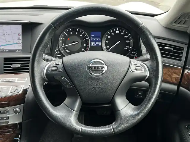 日産 フーガ 370GT FOUR 道央・札幌 2014(平26)年 2.6万km クリスタルホワイトパール ４WD/純正HDDナビ/AM/FM/BT/ＣＤ/衝突被害軽減ブレーキ/横滑り防止装置/バックカメラ/サイドカメラ/ビルトインETC/SNOWMODE/ECOMODE/SPORTMODE/前席パワーシート/D席メモリーシート/オットマン/ハーフレザーシート/革巻きステアリング/ステアリングリモコン/MTモード付AT/プッシュスタート/スマートキー/キセノンヘッドライト/オートライト/フォグランプ/電動格納ミラー/純正フロアマット/ドアバイザー/社外アルミホイール付き冬タイヤ積込/225/60/R17/2014年/山6mm