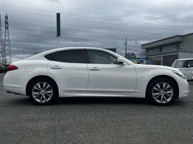 日産 フーガ 370GT FOUR 道央・札幌 2014(平26)年 2.6万km クリスタルホワイトパール ４WD/純正HDDナビ/AM/FM/BT/ＣＤ/衝突被害軽減ブレーキ/横滑り防止装置/バックカメラ/サイドカメラ/ビルトインETC/SNOWMODE/ECOMODE/SPORTMODE/前席パワーシート/D席メモリーシート/オットマン/ハーフレザーシート/革巻きステアリング/ステアリングリモコン/MTモード付AT/プッシュスタート/スマートキー/キセノンヘッドライト/オートライト/フォグランプ/電動格納ミラー/純正フロアマット/ドアバイザー/社外アルミホイール付き冬タイヤ積込/225/60/R17/2014年/山6mm