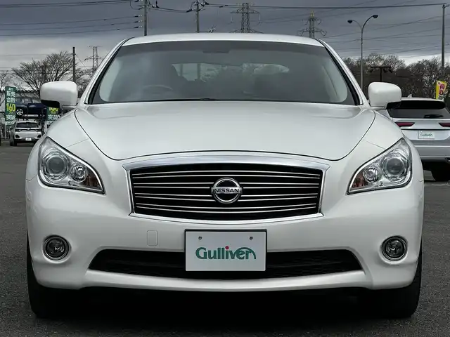 日産 フーガ 370GT FOUR 道央・札幌 2014(平26)年 2.6万km クリスタルホワイトパール ４WD/純正HDDナビ/AM/FM/BT/ＣＤ/衝突被害軽減ブレーキ/横滑り防止装置/バックカメラ/サイドカメラ/ビルトインETC/SNOWMODE/ECOMODE/SPORTMODE/前席パワーシート/D席メモリーシート/オットマン/ハーフレザーシート/革巻きステアリング/ステアリングリモコン/MTモード付AT/プッシュスタート/スマートキー/キセノンヘッドライト/オートライト/フォグランプ/電動格納ミラー/純正フロアマット/ドアバイザー/社外アルミホイール付き冬タイヤ積込/225/60/R17/2014年/山6mm