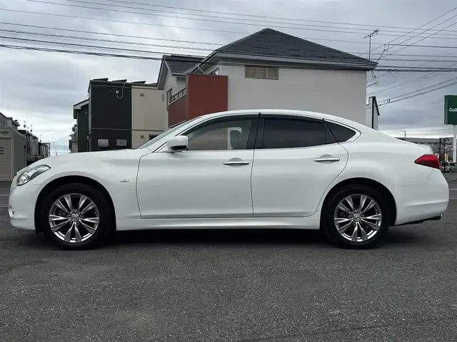 日産 フーガ 370GT FOUR 道央・札幌 2014(平26)年 2.6万km クリスタルホワイトパール ４WD/純正HDDナビ/AM/FM/BT/ＣＤ/衝突被害軽減ブレーキ/横滑り防止装置/バックカメラ/サイドカメラ/ビルトインETC/SNOWMODE/ECOMODE/SPORTMODE/前席パワーシート/D席メモリーシート/オットマン/ハーフレザーシート/革巻きステアリング/ステアリングリモコン/MTモード付AT/プッシュスタート/スマートキー/キセノンヘッドライト/オートライト/フォグランプ/電動格納ミラー/純正フロアマット/ドアバイザー/社外アルミホイール付き冬タイヤ積込/225/60/R17/2014年/山6mm