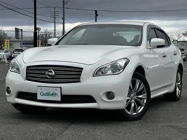 日産 フーガ 370GT FOUR 道央・札幌 2014(平26)年 2.6万km クリスタルホワイトパール ４WD/純正HDDナビ/AM/FM/BT/ＣＤ/衝突被害軽減ブレーキ/横滑り防止装置/バックカメラ/サイドカメラ/ビルトインETC/SNOWMODE/ECOMODE/SPORTMODE/前席パワーシート/D席メモリーシート/オットマン/ハーフレザーシート/革巻きステアリング/ステアリングリモコン/MTモード付AT/プッシュスタート/スマートキー/キセノンヘッドライト/オートライト/フォグランプ/電動格納ミラー/純正フロアマット/ドアバイザー/社外アルミホイール付き冬タイヤ積込/225/60/R17/2014年/山6mm