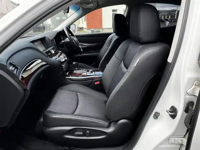 日産 フーガ 370GT FOUR 道央・札幌 2014(平26)年 2.6万km クリスタルホワイトパール ４WD/純正HDDナビ/AM/FM/BT/ＣＤ/衝突被害軽減ブレーキ/横滑り防止装置/バックカメラ/サイドカメラ/ビルトインETC/SNOWMODE/ECOMODE/SPORTMODE/前席パワーシート/D席メモリーシート/オットマン/ハーフレザーシート/革巻きステアリング/ステアリングリモコン/MTモード付AT/プッシュスタート/スマートキー/キセノンヘッドライト/オートライト/フォグランプ/電動格納ミラー/純正フロアマット/ドアバイザー/社外アルミホイール付き冬タイヤ積込/225/60/R17/2014年/山6mm