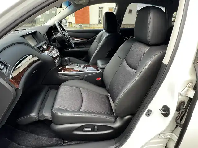 日産 フーガ 370GT FOUR 道央・札幌 2014(平26)年 2.6万km クリスタルホワイトパール ４WD/純正HDDナビ/AM/FM/BT/ＣＤ/衝突被害軽減ブレーキ/横滑り防止装置/バックカメラ/サイドカメラ/ビルトインETC/SNOWMODE/ECOMODE/SPORTMODE/前席パワーシート/D席メモリーシート/オットマン/ハーフレザーシート/革巻きステアリング/ステアリングリモコン/MTモード付AT/プッシュスタート/スマートキー/キセノンヘッドライト/オートライト/フォグランプ/電動格納ミラー/純正フロアマット/ドアバイザー/社外アルミホイール付き冬タイヤ積込/225/60/R17/2014年/山6mm