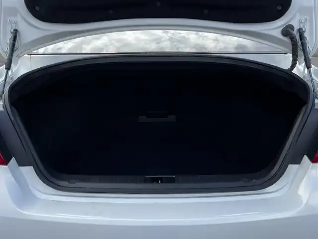 日産 フーガ 370GT FOUR 道央・札幌 2014(平26)年 2.6万km クリスタルホワイトパール ４WD/純正HDDナビ/AM/FM/BT/ＣＤ/衝突被害軽減ブレーキ/横滑り防止装置/バックカメラ/サイドカメラ/ビルトインETC/SNOWMODE/ECOMODE/SPORTMODE/前席パワーシート/D席メモリーシート/オットマン/ハーフレザーシート/革巻きステアリング/ステアリングリモコン/MTモード付AT/プッシュスタート/スマートキー/キセノンヘッドライト/オートライト/フォグランプ/電動格納ミラー/純正フロアマット/ドアバイザー/社外アルミホイール付き冬タイヤ積込/225/60/R17/2014年/山6mm