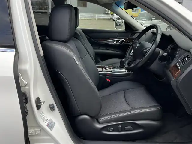 日産 フーガ 370GT FOUR 道央・札幌 2014(平26)年 2.6万km クリスタルホワイトパール ４WD/純正HDDナビ/AM/FM/BT/ＣＤ/衝突被害軽減ブレーキ/横滑り防止装置/バックカメラ/サイドカメラ/ビルトインETC/SNOWMODE/ECOMODE/SPORTMODE/前席パワーシート/D席メモリーシート/オットマン/ハーフレザーシート/革巻きステアリング/ステアリングリモコン/MTモード付AT/プッシュスタート/スマートキー/キセノンヘッドライト/オートライト/フォグランプ/電動格納ミラー/純正フロアマット/ドアバイザー/社外アルミホイール付き冬タイヤ積込/225/60/R17/2014年/山6mm