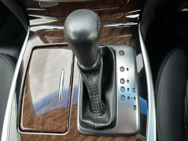 日産 フーガ 370GT FOUR 道央・札幌 2014(平26)年 2.6万km クリスタルホワイトパール ４WD/純正HDDナビ/AM/FM/BT/ＣＤ/衝突被害軽減ブレーキ/横滑り防止装置/バックカメラ/サイドカメラ/ビルトインETC/SNOWMODE/ECOMODE/SPORTMODE/前席パワーシート/D席メモリーシート/オットマン/ハーフレザーシート/革巻きステアリング/ステアリングリモコン/MTモード付AT/プッシュスタート/スマートキー/キセノンヘッドライト/オートライト/フォグランプ/電動格納ミラー/純正フロアマット/ドアバイザー/社外アルミホイール付き冬タイヤ積込/225/60/R17/2014年/山6mm