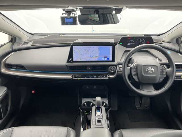 トヨタ プリウス Z 千葉県 2023(令5)年 1.8万km アティチュードブラックマイカ モデリスタエアロ（F/S/R）/トヨタセーフティセンス/プリクラッシュセーフティ/レーントレーシングアシスト/レーンディパーチャーアラート/ロードサインアシスト/レーダークルーズコントロール/オートマチックハイビーム/先行車発進アラーム/プロアクティブドライビングアシスト/レーンチェンジアシスト/緊急時操舵支援/フロントクロストラフィックアラート/ブラインドスポットモニター/リアクロストラフィックアラート/12.3型純正ナビ/　Bluetooth/AppleCarplay/AndroidAuto/フルセグTV/パノラミックビューモニター/ビルトインETC2.0/パノラマルーフ/パワーバックドア/レザーシート/前席シートヒーター/前席エアーシート/運転席パワーシート/ステアリングヒーター/ワイヤレス充電/AC100V電源/オートライト/LEDヘッドライト