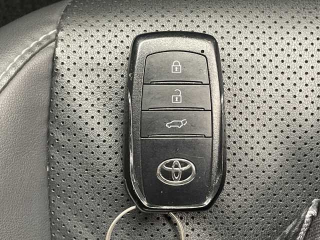 トヨタ プリウス Z 千葉県 2023(令5)年 1.8万km アティチュードブラックマイカ モデリスタエアロ（F/S/R）/トヨタセーフティセンス/プリクラッシュセーフティ/レーントレーシングアシスト/レーンディパーチャーアラート/ロードサインアシスト/レーダークルーズコントロール/オートマチックハイビーム/先行車発進アラーム/プロアクティブドライビングアシスト/レーンチェンジアシスト/緊急時操舵支援/フロントクロストラフィックアラート/ブラインドスポットモニター/リアクロストラフィックアラート/12.3型純正ナビ/　Bluetooth/AppleCarplay/AndroidAuto/フルセグTV/パノラミックビューモニター/ビルトインETC2.0/パノラマルーフ/パワーバックドア/レザーシート/前席シートヒーター/前席エアーシート/運転席パワーシート/ステアリングヒーター/ワイヤレス充電/AC100V電源/オートライト/LEDヘッドライト