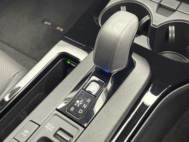 トヨタ プリウス Z 千葉県 2023(令5)年 1.8万km アティチュードブラックマイカ モデリスタエアロ（F/S/R）/トヨタセーフティセンス/プリクラッシュセーフティ/レーントレーシングアシスト/レーンディパーチャーアラート/ロードサインアシスト/レーダークルーズコントロール/オートマチックハイビーム/先行車発進アラーム/プロアクティブドライビングアシスト/レーンチェンジアシスト/緊急時操舵支援/フロントクロストラフィックアラート/ブラインドスポットモニター/リアクロストラフィックアラート/12.3型純正ナビ/　Bluetooth/AppleCarplay/AndroidAuto/フルセグTV/パノラミックビューモニター/ビルトインETC2.0/パノラマルーフ/パワーバックドア/レザーシート/前席シートヒーター/前席エアーシート/運転席パワーシート/ステアリングヒーター/ワイヤレス充電/AC100V電源/オートライト/LEDヘッドライト