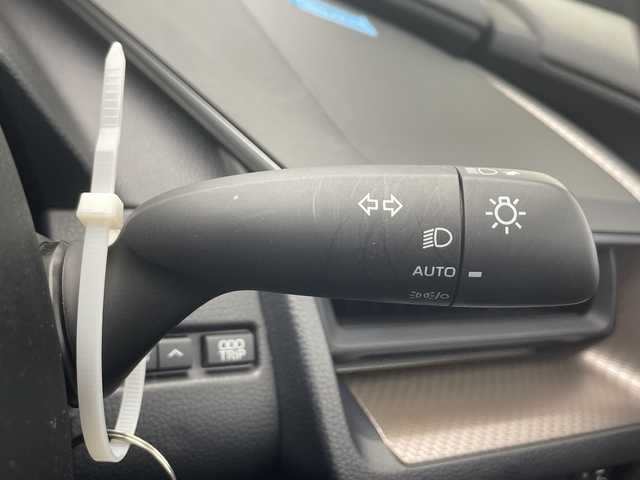 トヨタ プリウス Z 千葉県 2023(令5)年 1.8万km アティチュードブラックマイカ モデリスタエアロ（F/S/R）/トヨタセーフティセンス/プリクラッシュセーフティ/レーントレーシングアシスト/レーンディパーチャーアラート/ロードサインアシスト/レーダークルーズコントロール/オートマチックハイビーム/先行車発進アラーム/プロアクティブドライビングアシスト/レーンチェンジアシスト/緊急時操舵支援/フロントクロストラフィックアラート/ブラインドスポットモニター/リアクロストラフィックアラート/12.3型純正ナビ/　Bluetooth/AppleCarplay/AndroidAuto/フルセグTV/パノラミックビューモニター/ビルトインETC2.0/パノラマルーフ/パワーバックドア/レザーシート/前席シートヒーター/前席エアーシート/運転席パワーシート/ステアリングヒーター/ワイヤレス充電/AC100V電源/オートライト/LEDヘッドライト