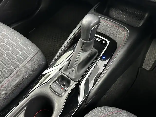 トヨタ カローラ スポーツ ハイブリッドG Z 大分県 2019(平31)年 6.3万km ホワイトパールクリスタルシャイン 純正9インチナビ(NSZT-Y68T）/CD/DVD/BT/SD/フルセグTV/AM/FM/Toyota Safety Sense/プリクラッシュセーフティ/レーントレーシングアシスト/レーダークルーズコントロール/オートマチックハイビーム/バックガイドモニター/ETC/TRDフルエアロ/社外16インチホイール/純正18インチホイール(積み込み)/スマートキー/プッシュスタート/LED