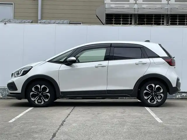 ホンダ フィット e:HEVクロスター 青森県 2022(令4)年 4.2万km プラチナホワイトパール ●ワンオーナー/●純正ＳＤナビフルセグ/（ＶＸＭ－２１５ＶＦＥＩ）/●バックモニター/●ＬＥＤヘッドライト/●純正エンスタ/●純正１６ＡＷ夏/●純正１６ＡＷ冬/●Ｈｏｎｄａ　ＳＥＮＳＩＮＧ/●カーテンエアバック/●スマートキー/●スペアキー/●新車時保証書/●取扱い説明書