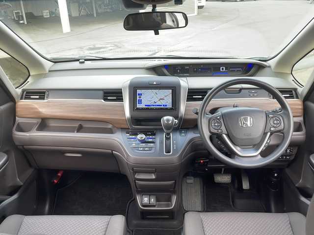 ホンダ フリード G 道北・旭川 2024(令6)年 0.7万km プラチナホワイトパール ・4WD/・社外ナビ/BT/USB/ラジオ/・バックカメラ/・両側パワースライドドア/・前席シートヒーター/・キャプテンシート/・寒冷地仕様/・ミラーヒーター/・LEDヘッドライト/・アイドリングストップ/・ホンダセンシング/・衝突軽減ブレーキ/・前後誤発進抑制機能/・歩行者事故低減ステアリング/・レーダークルーズコントロール/・車線維持支援システム/・レーンキープアシスト/・先行車発進お知らせ機能/・標識認識機能/・保証書