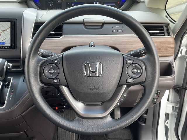 ホンダ フリード G 道北・旭川 2024(令6)年 0.7万km プラチナホワイトパール ・4WD/・社外ナビ/BT/USB/ラジオ/・バックカメラ/・両側パワースライドドア/・前席シートヒーター/・キャプテンシート/・寒冷地仕様/・ミラーヒーター/・LEDヘッドライト/・アイドリングストップ/・ホンダセンシング/・衝突軽減ブレーキ/・前後誤発進抑制機能/・歩行者事故低減ステアリング/・レーダークルーズコントロール/・車線維持支援システム/・レーンキープアシスト/・先行車発進お知らせ機能/・標識認識機能/・保証書