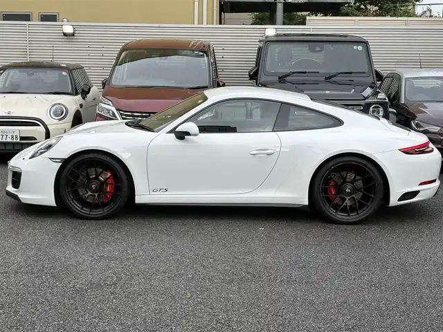 ポルシェ ９１１ カレラ GTS 東京都 2019(令1)年 2万km ピュアホワイト スポーツクロノパッケージ（ステアリングスイッチ付）/PASM（ポルシェアクティブ・サスペンション・マネジメント）/スポーツエキゾースト/保証書・取説・キーレスキー×２/R2.3.4.5.6年ディーラー記録簿/アルカンターラーステアリング・パドルシフト/アイドリングストップ/クルーズコントロール/電動リアスポイラー/GTS専用黒ハーフレザーシート/前席一部パワーシート・シートヒーター/純正HDDナビ/DVD/CD/SD/BT/USB/バックカメラ・バックセンサー/ビルトインETC（DSRC）/外前後ドラレコ/外レーダー（Z291csd）/純正２０インチブラックアルミ（センターロック式）/ポルシェダイナミックHIDライト（バイキセノン）・オートライト・リアフォグ・ヘッドライトクリーナー/電動格納ミラー/AUHOHOLD