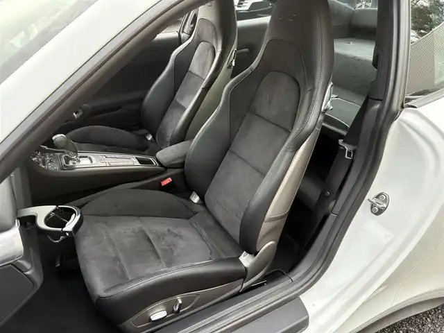 ポルシェ ９１１ カレラ GTS 東京都 2019(令1)年 2万km ピュアホワイト スポーツクロノパッケージ（ステアリングスイッチ付）/PASM（ポルシェアクティブ・サスペンション・マネジメント）/スポーツエキゾースト/保証書・取説・キーレスキー×２/R2.3.4.5.6年ディーラー記録簿/アルカンターラーステアリング・パドルシフト/アイドリングストップ/クルーズコントロール/電動リアスポイラー/GTS専用黒ハーフレザーシート/前席一部パワーシート・シートヒーター/純正HDDナビ/DVD/CD/SD/BT/USB/バックカメラ・バックセンサー/ビルトインETC（DSRC）/外前後ドラレコ/外レーダー（Z291csd）/純正２０インチブラックアルミ（センターロック式）/ポルシェダイナミックHIDライト（バイキセノン）・オートライト・リアフォグ・ヘッドライトクリーナー/電動格納ミラー/AUHOHOLD
