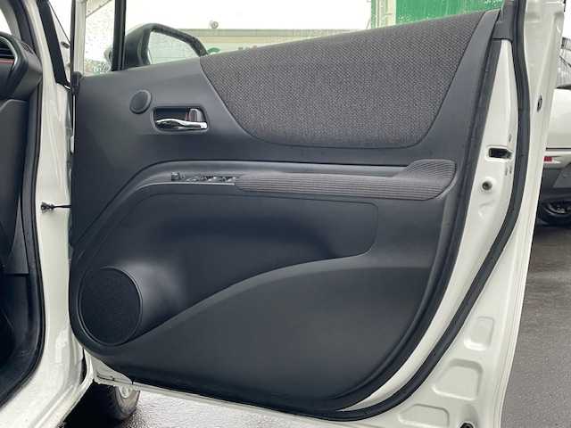 トヨタ シエンタ ハイブリッド G 静岡県 2020(令2)年 2.8万km ホワイトパールクリスタルシャイン ●純正ディーラーナビ/(ワンセグ/CD/Bluetooth)/(NSCW-W68)/●バックカメラ/●衝突軽減システム/●クルーズコントロール/●レーンキープアシスト/●コーナーセンサー/●両側パワースライドドア/●LEDライト/●オートライト/●オートマチックハイビーム/●フォグランプ/●革巻きステアリング/●ステアリングスイッチ/●ETC/●電動格納ウィンカーミラー/●ISOFIX/●プッシュスタート/●スマートキー/●純正フロアマット/●ドアバイザー/●横滑り防止装置/●純正16インチアルミホイール/●ダブルSRS+ABS/●保証書/●取扱説明書