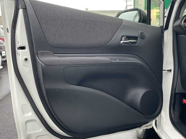 トヨタ シエンタ ハイブリッド G 静岡県 2020(令2)年 2.8万km ホワイトパールクリスタルシャイン ●純正ディーラーナビ/(ワンセグ/CD/Bluetooth)/(NSCW-W68)/●バックカメラ/●衝突軽減システム/●クルーズコントロール/●レーンキープアシスト/●コーナーセンサー/●両側パワースライドドア/●LEDライト/●オートライト/●オートマチックハイビーム/●フォグランプ/●革巻きステアリング/●ステアリングスイッチ/●ETC/●電動格納ウィンカーミラー/●ISOFIX/●プッシュスタート/●スマートキー/●純正フロアマット/●ドアバイザー/●横滑り防止装置/●純正16インチアルミホイール/●ダブルSRS+ABS/●保証書/●取扱説明書