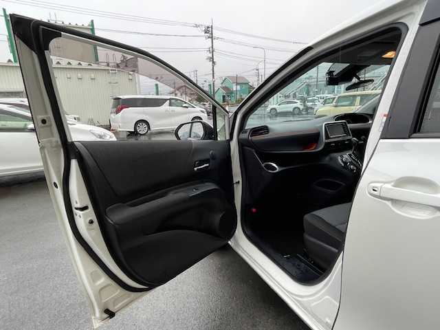 トヨタ シエンタ ハイブリッド G 静岡県 2020(令2)年 2.8万km ホワイトパールクリスタルシャイン ●純正ディーラーナビ/(ワンセグ/CD/Bluetooth)/(NSCW-W68)/●バックカメラ/●衝突軽減システム/●クルーズコントロール/●レーンキープアシスト/●コーナーセンサー/●両側パワースライドドア/●LEDライト/●オートライト/●オートマチックハイビーム/●フォグランプ/●革巻きステアリング/●ステアリングスイッチ/●ETC/●電動格納ウィンカーミラー/●ISOFIX/●プッシュスタート/●スマートキー/●純正フロアマット/●ドアバイザー/●横滑り防止装置/●純正16インチアルミホイール/●ダブルSRS+ABS/●保証書/●取扱説明書