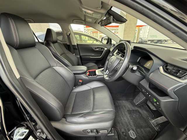 トヨタ ＲＡＶ４ HV アドベンチャー オフロードPKGⅡ 滋賀県 2023(令5)年 3.3万km アティチュードブラックマイカ 純正メーカーナビ/　【AM・FM/TV/Bluetooth/USB/APPS】/バックカメラ/レザーシート/運転席・助手席　シートヒーター/エアシート/運転席・助手席　パワーシート/パワーバックドア/ステアリングヒーター/レーントレーシングアシスト/ブラインドスポットモニター/プリクラッシュセーフティシステム/パーキングサポート/リヤクロストラフィックアラート/パーキングサポートブレーキ/ロードサインアシスト/ドライブモードセレクター/横滑り防止システム/コーナーセンサー/デジタルインナーミラー/オートハイビーム/電格ミラー/ウィンカーミラー/前後ドライブレコーダー/ETC2.0